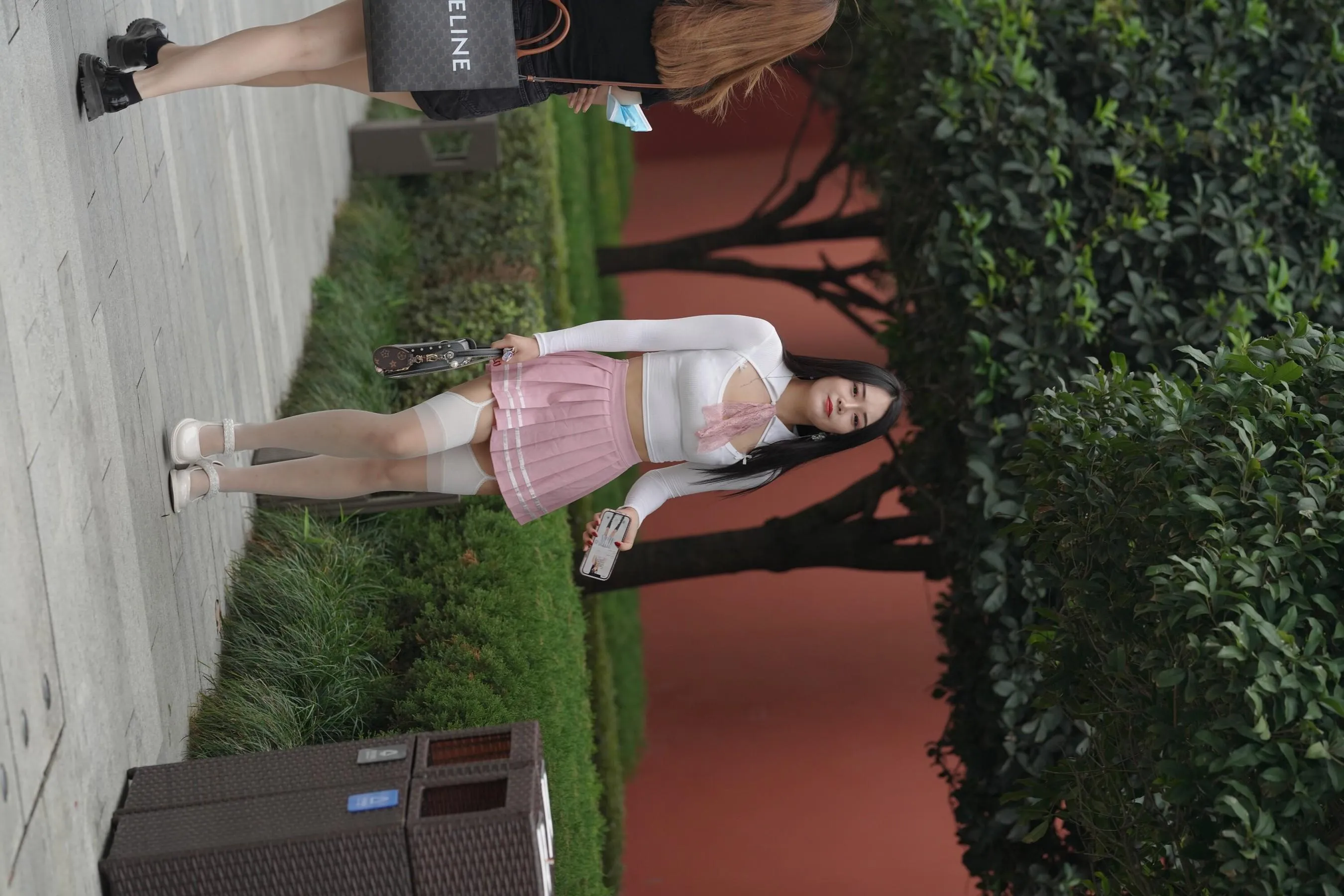 魔镜街拍 NO.161 街拍白丝吊带袜美女 [109P]插图4